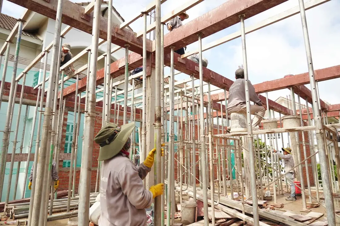 Thi công phần thô khung bê tông cốt thép nhà phố