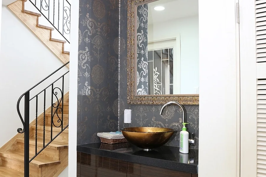 Cầu thang lan can sắt, gầm thang tận dụng làm góc rửa tay